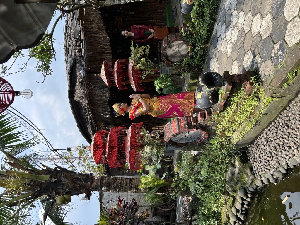 Penari Bali di Pring Bali